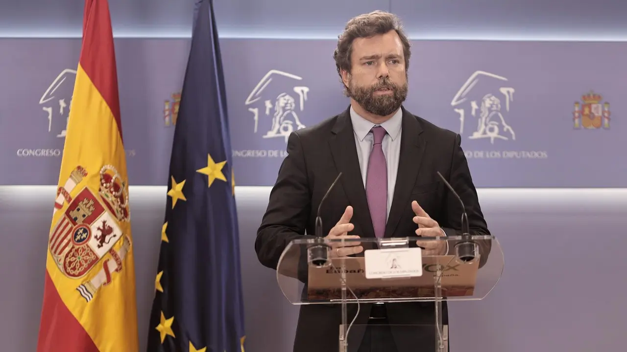 El portavoz de Vox en el Congreso, Iv&aacute;n Espinosa de los Monteros, interviene en una rueda de prensa en el Congreso.