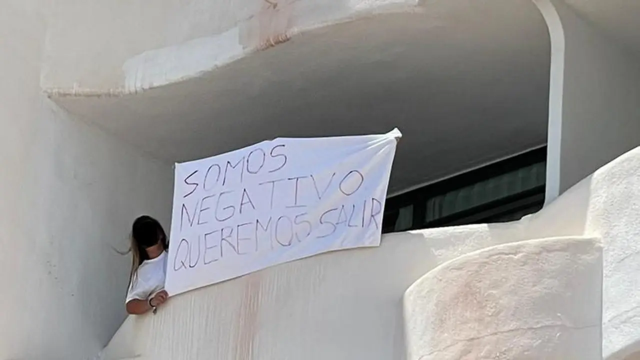 Estudiante confinada en una habitaci&oacute;n del hotel Bellver de Mallorca por el macrobrote que afect&oacute; a j&oacute;venes participantes en viajes de fin de curso a la isla, en una imagen de archivo.
