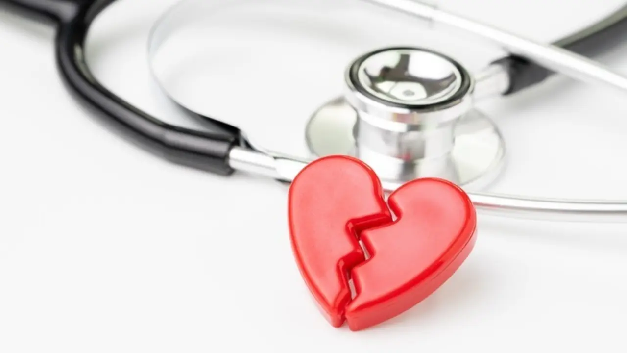 Heart attact or broken heart concept, cute read heart break with medical stethoscope on white background, health care, patient diagnostic and prevention. (Heart attact or broken heart concept, cute read heart break with medical stethoscope on white ba