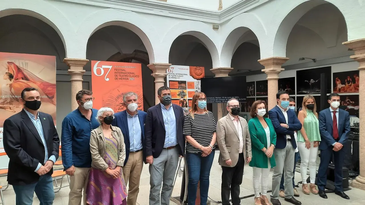 Autoridades en la presentaci&oacute;n de las medidas de accesibilidad dentro del 67&ordm; Festival de Teatro de M&eacute;rida