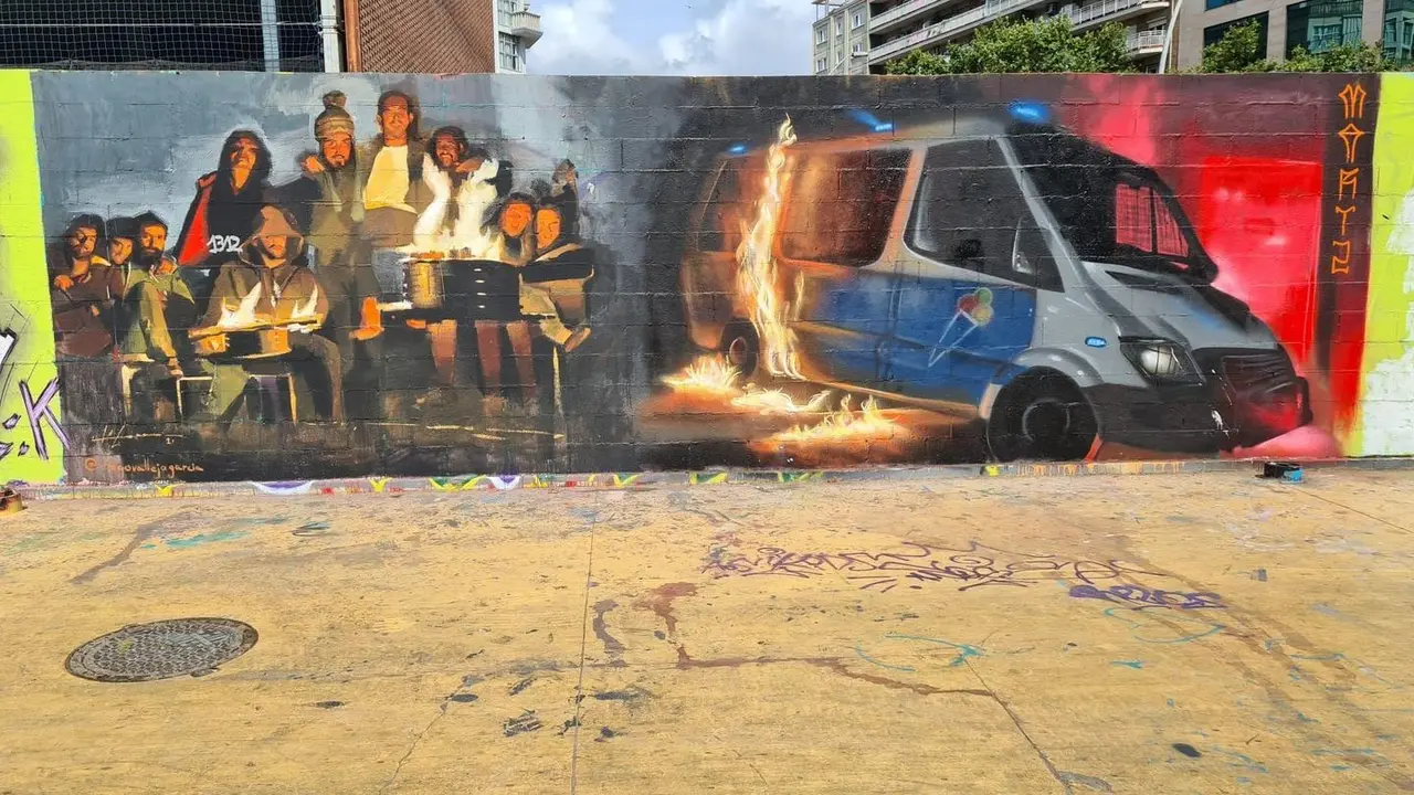 El mural que han borrado este martes el sindicato Csif y que recrea la quema de un furg&oacute;n de la Guardia Urbana.
