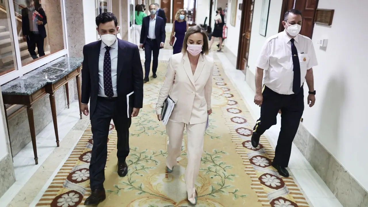 La portavoz del Grupo Popular en el Congreso, Cuca Gamarra (c), se dirige a una rueda de prensa en el Congreso