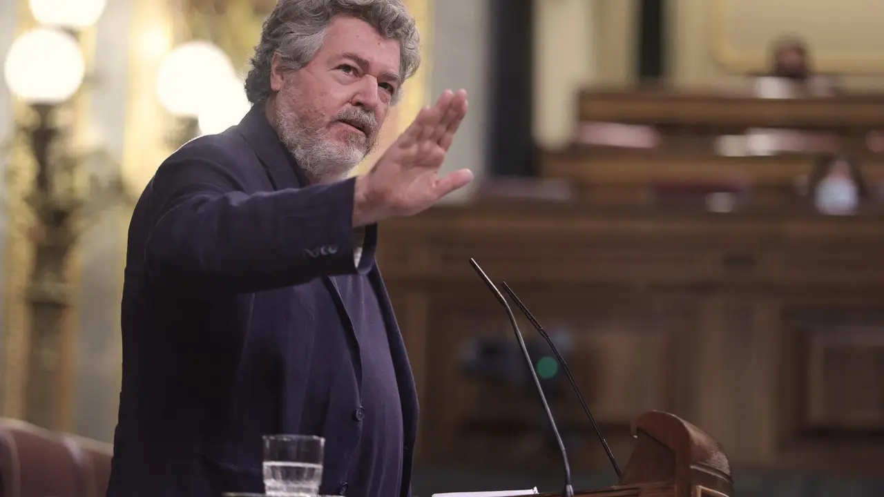 El diputado de Unidas Podemos, Juan Antonio L&oacute;pez de Uralde, interviene en una sesi&oacute;n de control al Gobierno en el Congreso de los Diputados, a 23 de junio de 2021, en Madrid, (Espa&ntilde;a). El pleno de este martes gira en torno a los indultos a los presos del