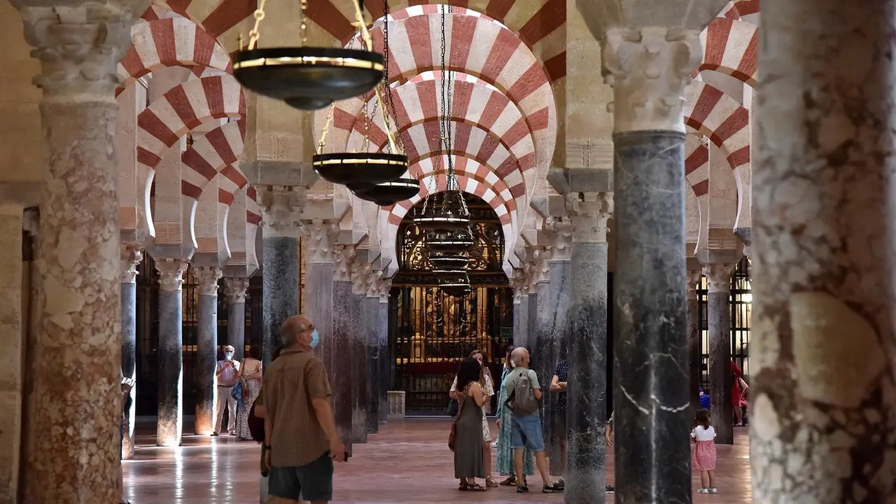 Archivo - Turistas en el interior de la Mezquita-Catedral de C&oacute;rdoba.