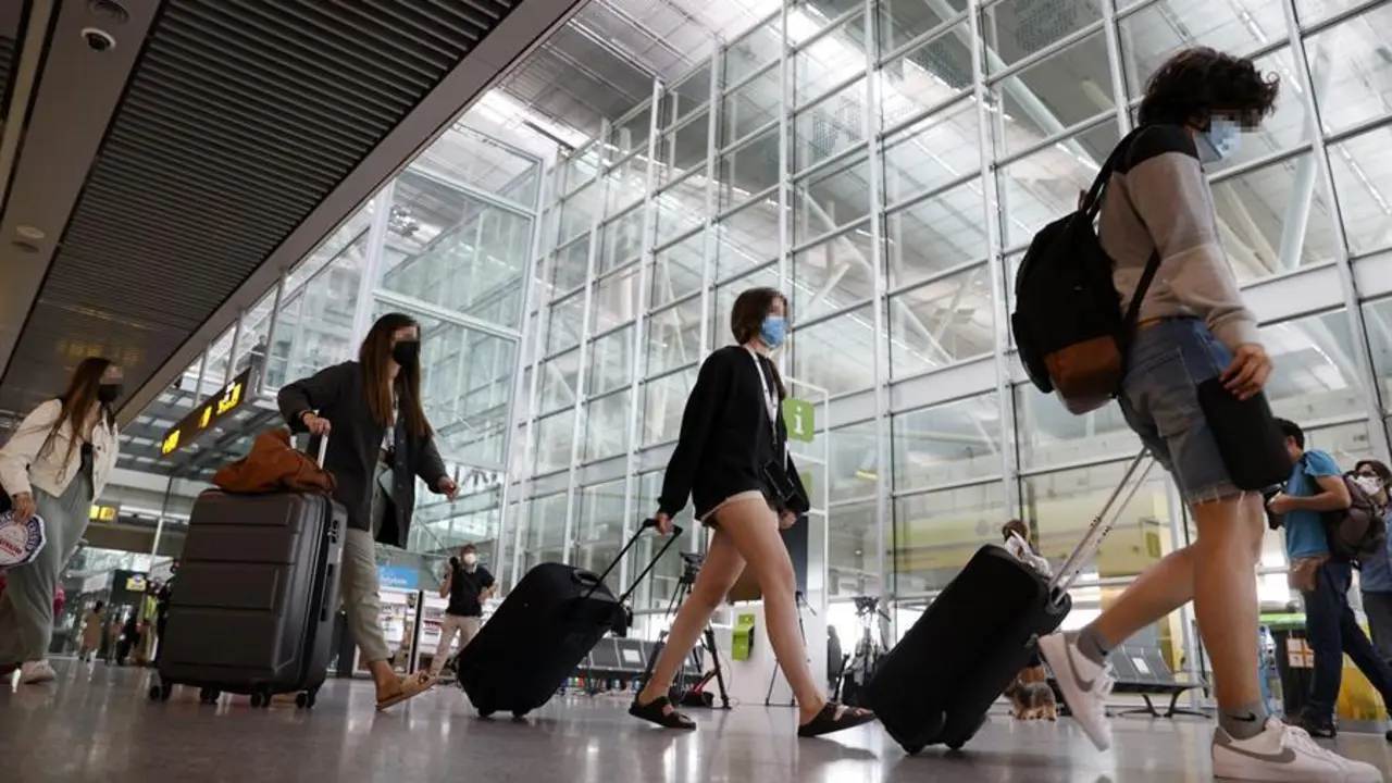 J&oacute;venes evitan a la prensa tras realizar un cribado por parte de la Xunta, en el aeropuerto de Lavacolla, a su llegada a Santiago procedentes de Mallorca. Del resultado de este cribado a 90 j&oacute;venes depender&aacute;n las restricciones que el comit&eacute; cl&iacute;nico pueda aplicar sobre Pontevedra, localidad de donde proceden la mayor&iacute;a de estos j&oacute;venes. EFE/Lavandeira jr