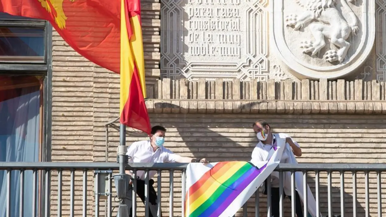 Trabajadores del Ayuntamiento de Zaragoza retiran la pancarta LGTB que hab&iacute;a sido colocada esta ma&ntilde;ana en el balc&oacute;n del consistorio despu&eacute;s de que el Juzgado de los Contencioso Administrativo n&ordm; 3 de Zaragoza haya ordenado al Ayuntamiento retirarla tras estimar la medida cautelar&iacute;sima interpuesta por la Asociaci&oacute;n de Abogados Cristianos contra la iniciativa municipal. EFE/ Javier Cebollada