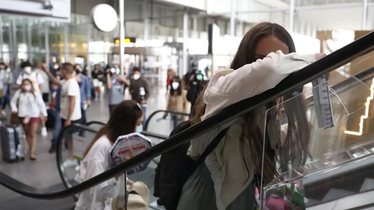 J&oacute;venes evitan a la prensa tras realizar un cribado por parte de la Xunta, en el aeropuerto de Lavacolla, a su llegada a Santiago procedentes de Mallorca. Del resultado de este cribado a 90 j&oacute;venes depender&aacute;n las restricciones que el comit&eacute; cl&iacute;nico pueda aplicar sobre Pontevedra, localidad de donde proceden la mayor&iacute;a de estos j&oacute;venes. EFE/Lavandeira jr