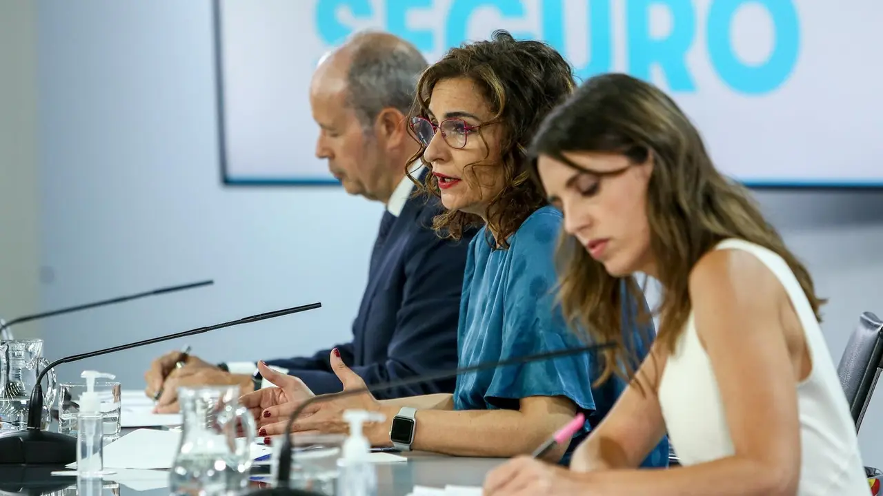 (I-D) El ministro de Justicia, Juan Carlos Campo; la ministra Portavoz, Mar&iacute;a Jes&uacute;s Montero; y la ministra de Igualdad, Irene Montero, comparecen tras la reuni&oacute;n del Consejo de Ministros en Moncloa, a 29 de junio de 2021, en Madrid (Espa&ntilde;a). El Gobierno h