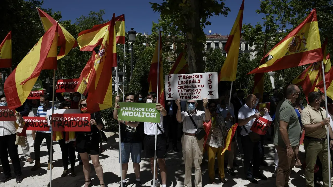 Un grupo de personas se concentra con pancartas y banderas en las inmediaciones del Tribunal Supremo apoyando la querella contra el Consejo de Ministros por la aprobaci&oacute;n de los indultos a los presos independentistas, a 24 de junio de 2021, en Madrid (Esp
