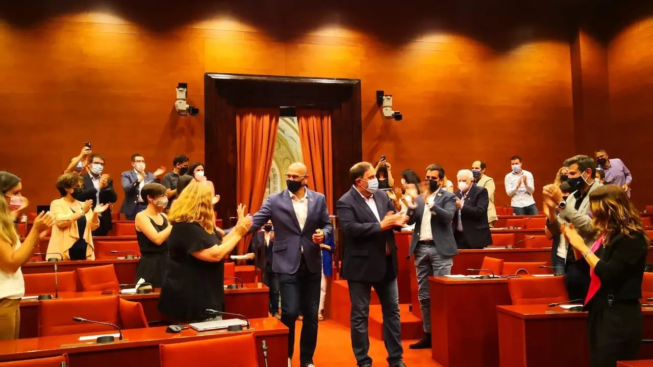 El l&iacute;der de ERC indultado, Oriol Junqueras, y el exconseller republicano indultado, Ra&uuml;l Romeva, son recibidos con aplausos por el grupo de ERC en el Parlament
