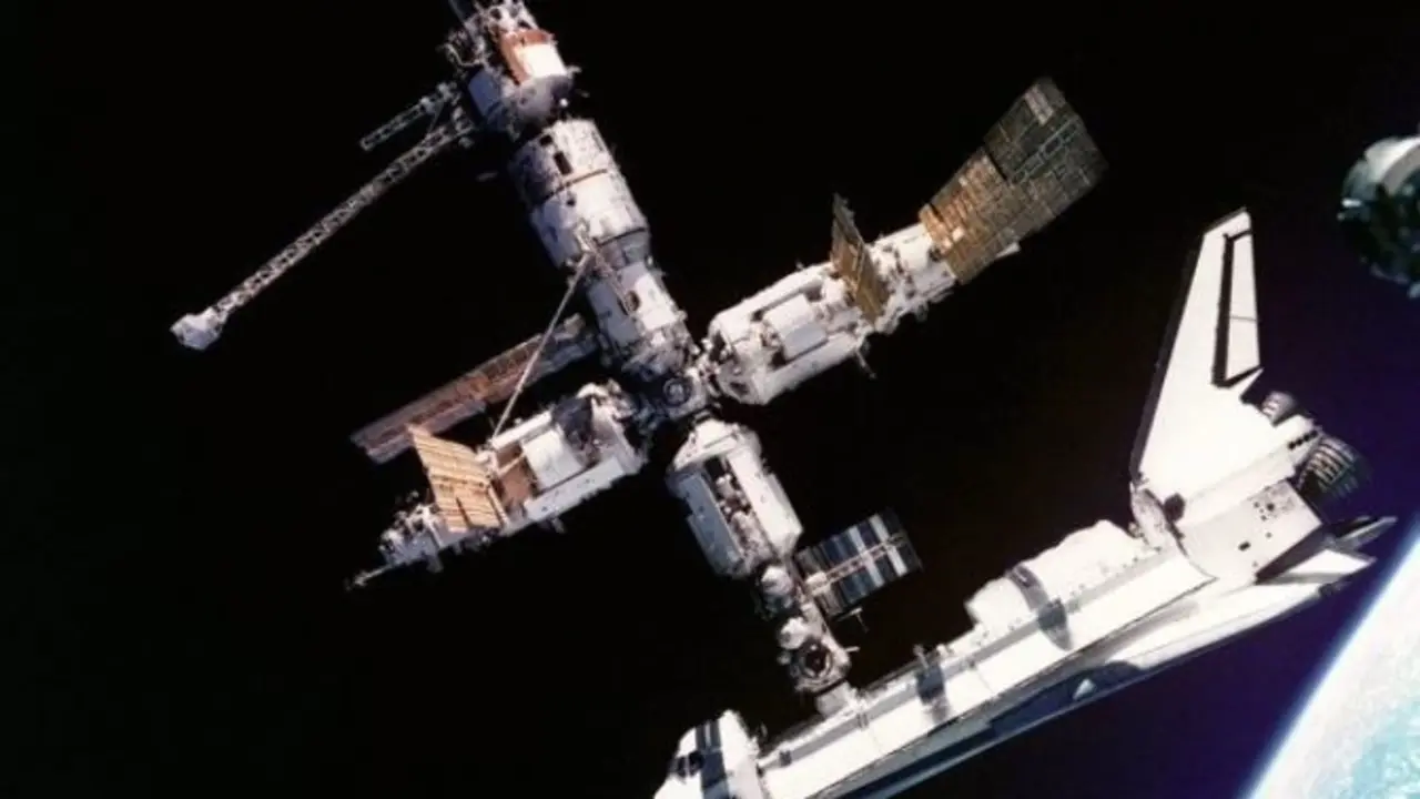Imagen del transbordador Atlantis atracado en la estaci&oacute;n espacial Mir