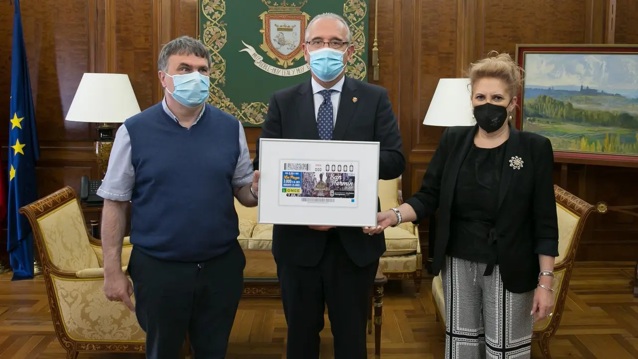 Valent&iacute;n Fort&uacute;n, Enrique Maya y Pilar Herrero con el cup&oacute;n de la ONCE dedicado a San Ferm&iacute;n
