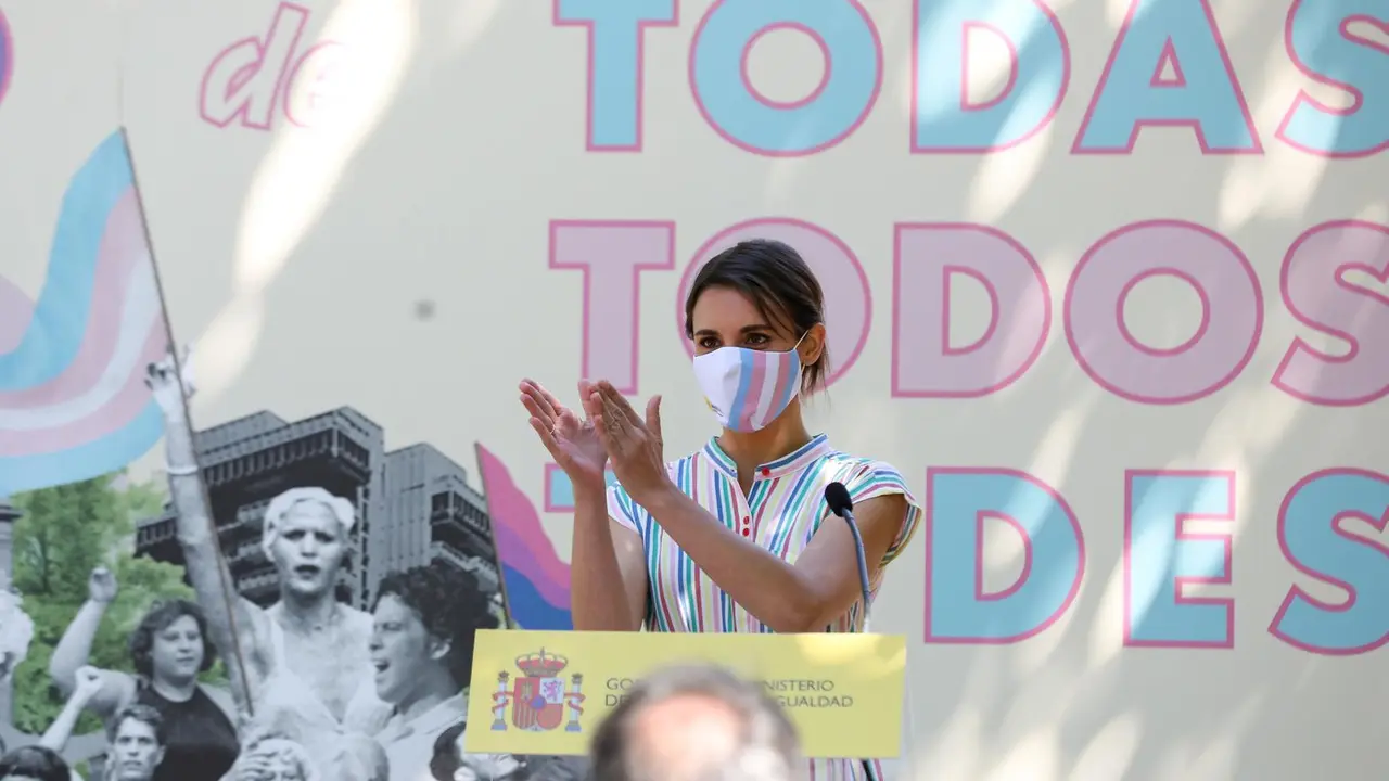 La ministra de Igualdad, Irene Montero, interviene durante el acto de entrega de los 1&ordm; Reconocimientos Arco&iacute;ris a personas y entidades destacadas en la visibilizaci&oacute;n, apoyo y defensa de los derechos de las personas LGTBI, a 28 de junio de 2021, en Madri