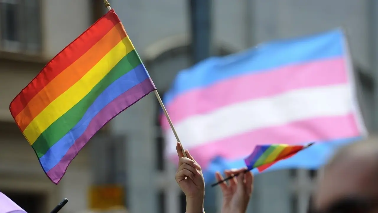 Archivo - Bandera gay contra homofobia diversidad sexual.