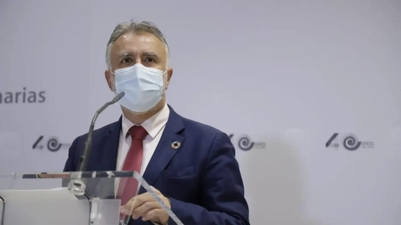 Archivo - El presidente de Canarias, &Aacute;ngel V&iacute;ctor Torres, en rueda de prensa