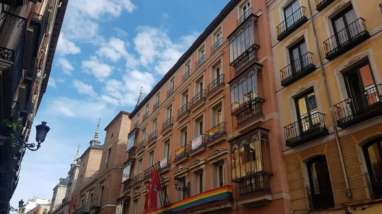 Archivo - Balcones de M&aacute;s Madrid en el edificio de grupos con bandera LGTB y trans