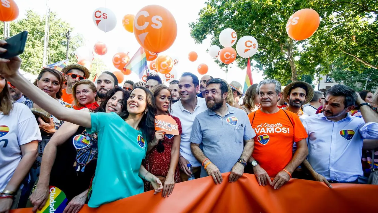 Archivo - La presidenta de Ciudadanos, In&eacute;s Arrimadas, y otros cargos del partido en la manifestaci&oacute;n del Orgullo LGTBI celebrada en Madrid en 2019.