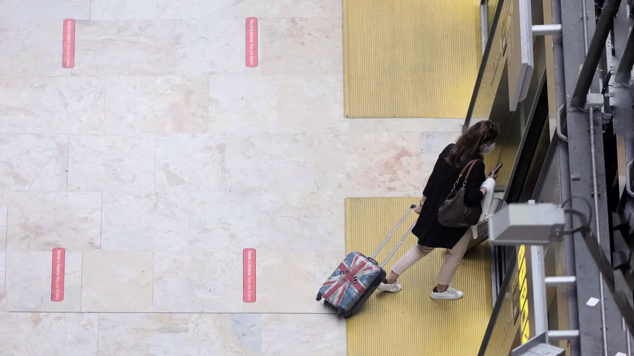Archivo - Una pasajera en la terminal T4 del Aeropuerto Adolfo Su&aacute;rez - Madrid Barajas