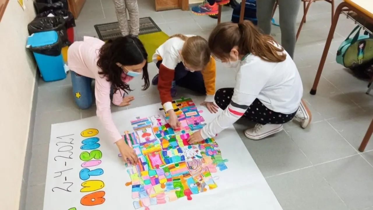 Archivo - Centros educativos de Castilla-La Mancha en la iniciativa 'Piezas por el autismo'.