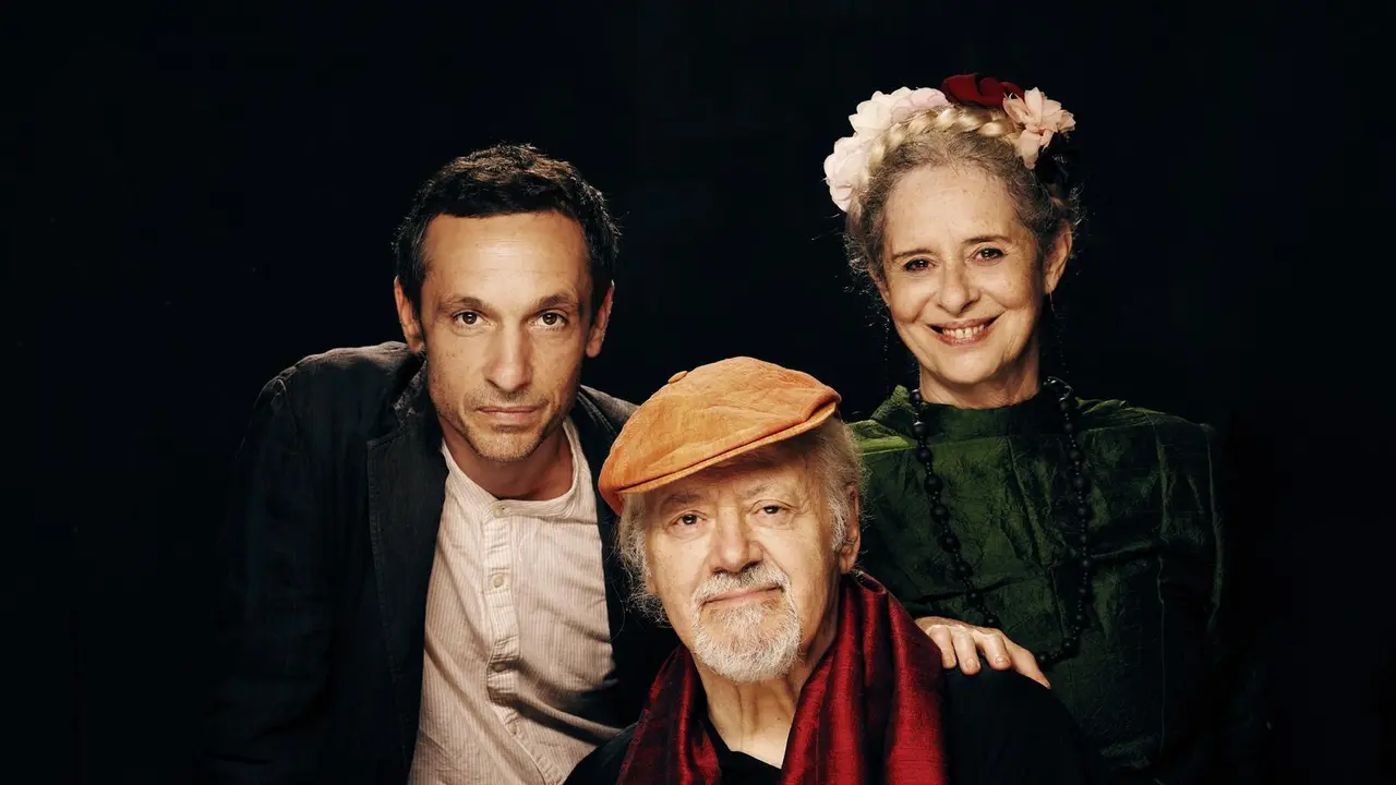 El actor Pablo Derqui, junto al director teatral Mario Gas y la actriz Vicky Pe&ntilde;a