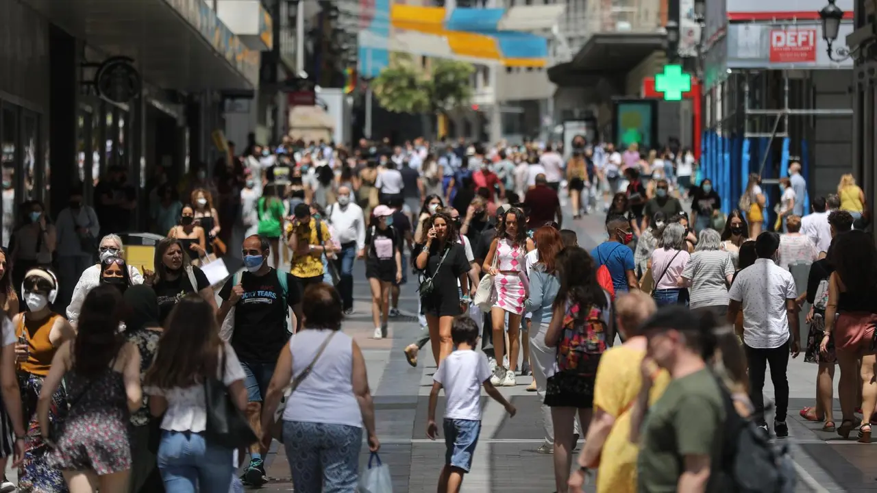 Un grupo de personas camina en el centro de la capital, a 28 de junio de 2021, en Madrid, (Espa&ntilde;a).