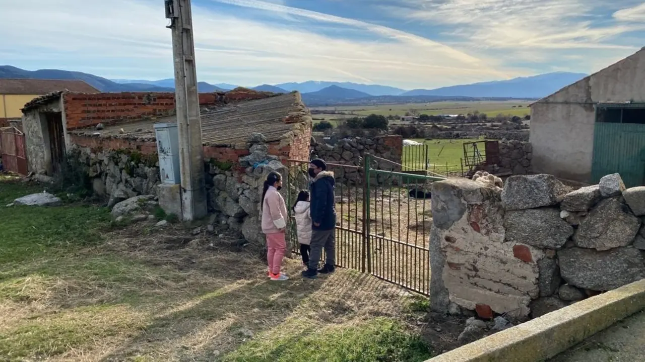 Archivo - Una familia en una zona rural de la Espa&ntilde;a despoblada.