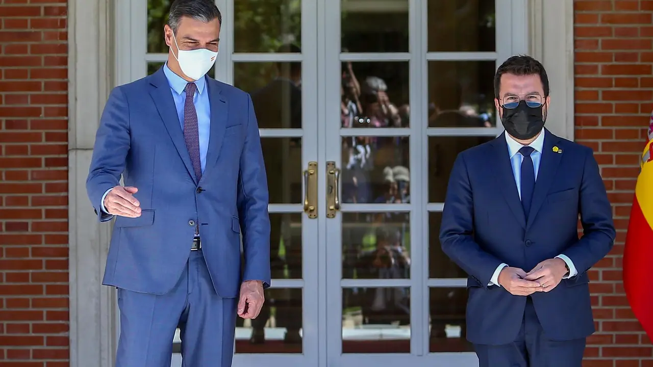 El presidente del Gobierno, Pedro S&aacute;nchez (i), recibe en el Palacio de la Moncloa al president de la Generalitat de Catalunya, Pere Aragon&egrave;s, a 29 de junio de 2021, en Madrid (Espa&ntilde;a). Ambos mandatarios se re&uacute;nen hoy por primera vez para sentar las bases 