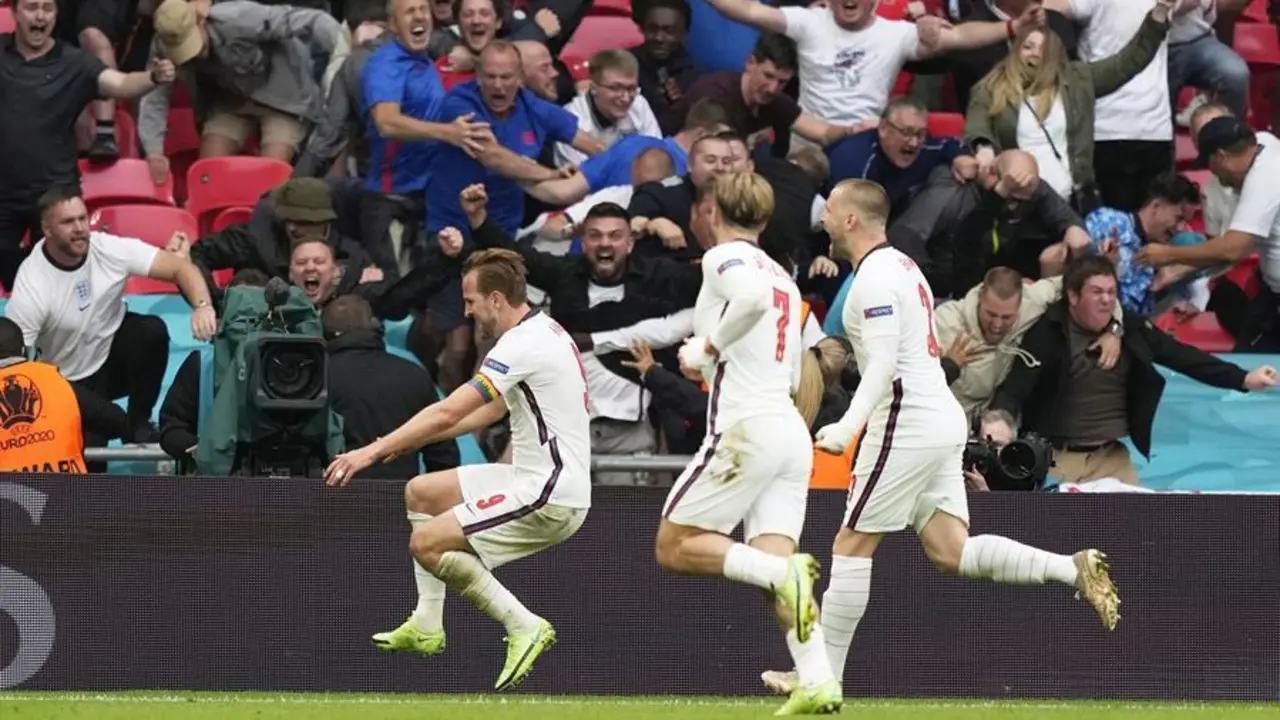 Harry Kane (L) of England celebrates after scoring the 2-0 goal during the UEFA EURO 2020 round of 16 soccer match between England and Germany in London, Britain, 29 June 2021. (Alemania, Reino Unido, Londres) EFE/EPA/Frank Augstein / POOL (RESTRICTIONS: For editorial news reporting purposes only. Images must appear as still images and must not emulate match action video footage. Photographs published in online publications shall have an interval of at least 20 seconds between the posting.)