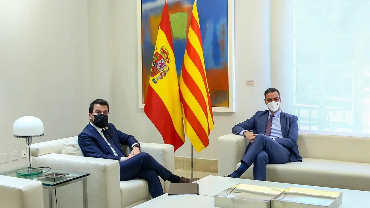 El presidente del Gobierno, Pedro S&aacute;nchez (d); y el president de la Generalitat de Catalunya, Pere Aragon&egrave;s, durante una reuni&oacute;n en el Palacio de la Moncloa, a 29 de junio de 2021, en Madrid (Espa&ntilde;a).  