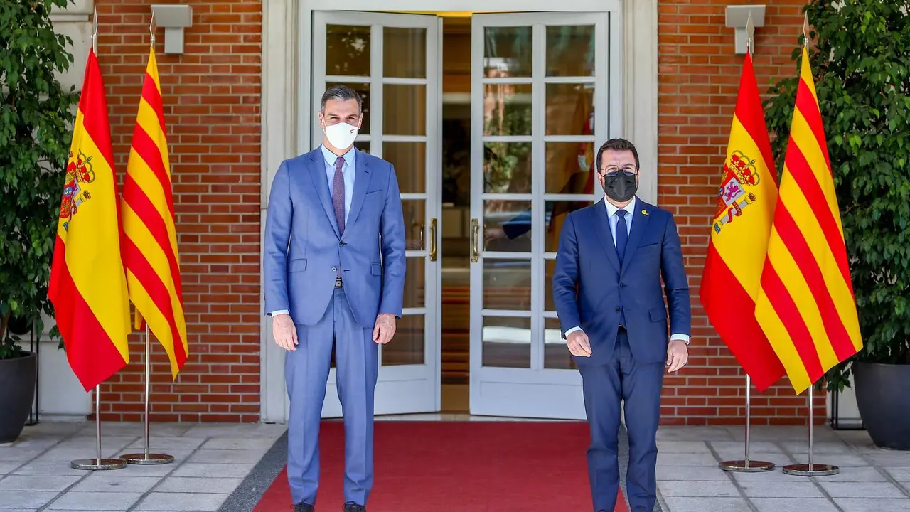 El presidente del Gobierno, Pedro S&aacute;nchez (i), recibe en el Palacio de la Moncloa al president de la Generalitat de Catalunya, Pere Aragon&egrave;s, a 29 de junio de 2021, en Madrid (Espa&ntilde;a). Ambos mandatarios se re&uacute;nen hoy por primera vez para sentar las bases 