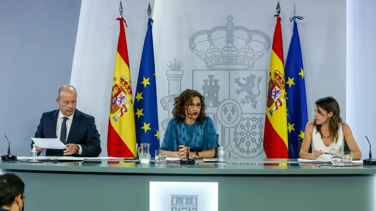 (I-D) El ministro de Justicia, Juan Carlos Campo; la ministra Portavoz, Mar&iacute;a Jes&uacute;s Montero; y la ministra de Igualdad, Irene Montero, comparecen tras la reuni&oacute;n del Consejo de Ministros en Moncloa, a 29 de junio de 2021, en Madrid (Espa&ntilde;a). 