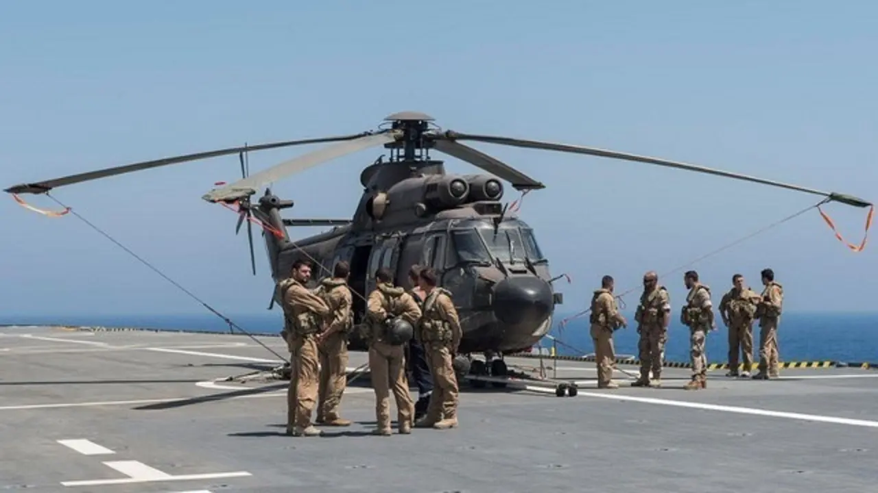 Archivo - Un helic&oacute;ptero Cougar de la Armada en un portaaeronaves