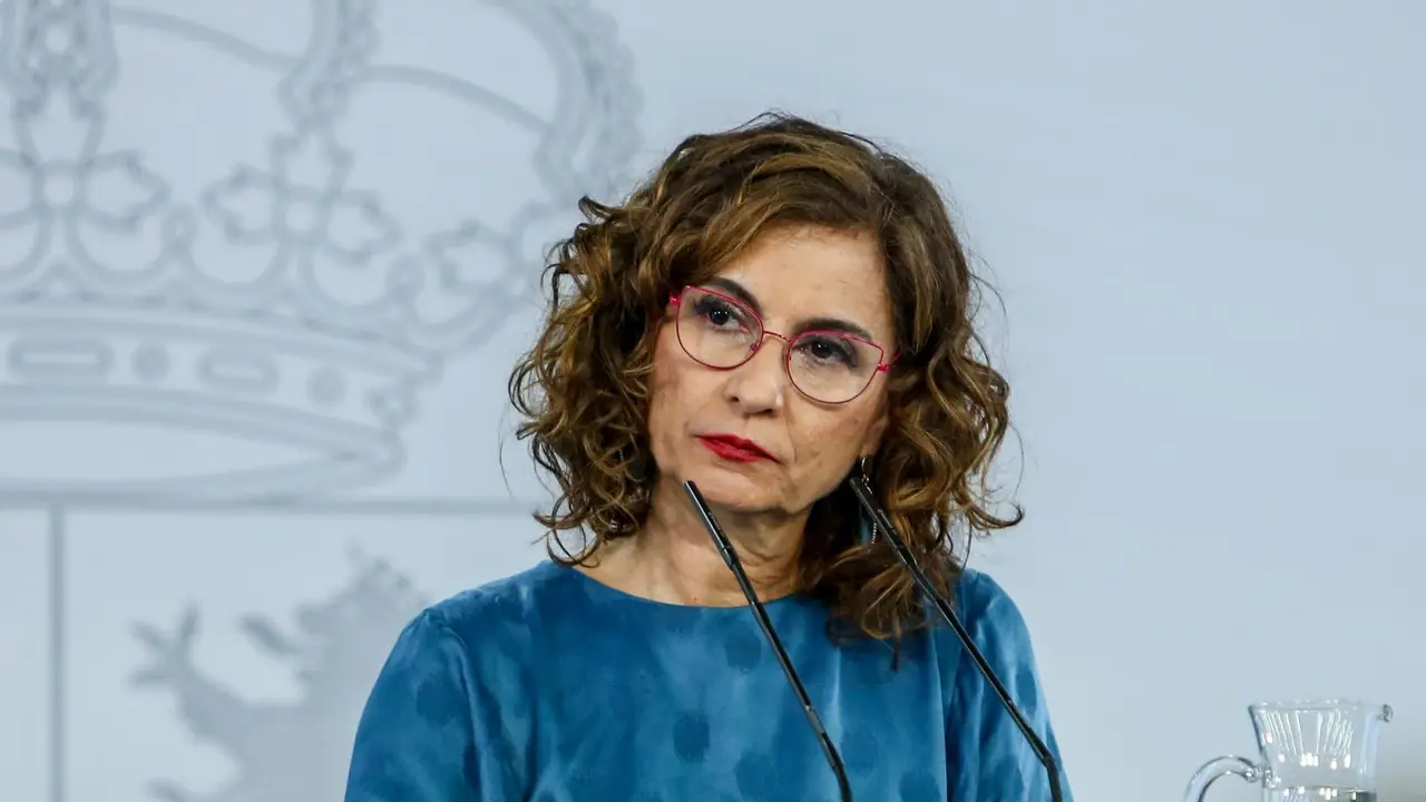 La portavoz del Gobierno y ministra de Hacienda, Maria Jes&uacute;s Montero, ofrece una rueda de prensa posterior a la reuni&oacute;n mantenida por el presidente del Gobierno, Pedro S&aacute;nchez, y el de la Generalitat catalana, Pere Aragon&egrave;s, a 29 de junio de 2021.