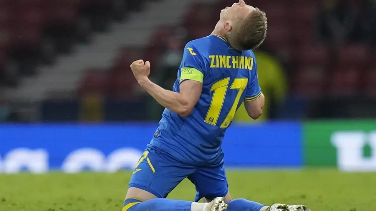 Oleksandr Zinchenko of Ukraine celebrates after the UEFA EURO 2020 round of 16 soccer match between Sweden and Ukraine in Glasgow, Britain, 29 June 2021. (Suecia, Ucrania, Reino Unido) EFE/EPA/Petr Josek