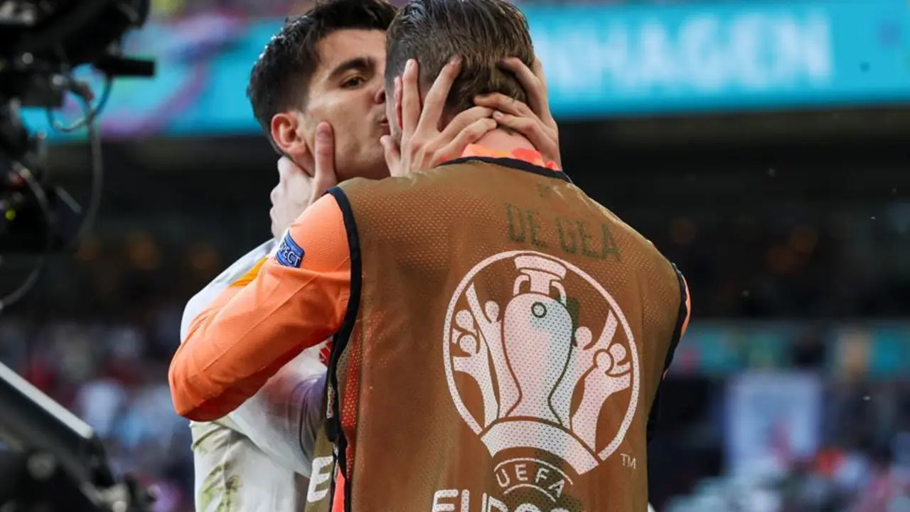 El delantero de Espa&ntilde;a &Aacute;lvaro Morata (i) celebra con su compa&ntilde;ero David de Gea su gol, durante el partido de los octavos de final de la Eurocopa 2020 que las selecciones de Croacia y Espa&ntilde;a disputan hoy en Copenhague, Dinamarca, 28 Junio 2021. EFE/Kiko Huesca