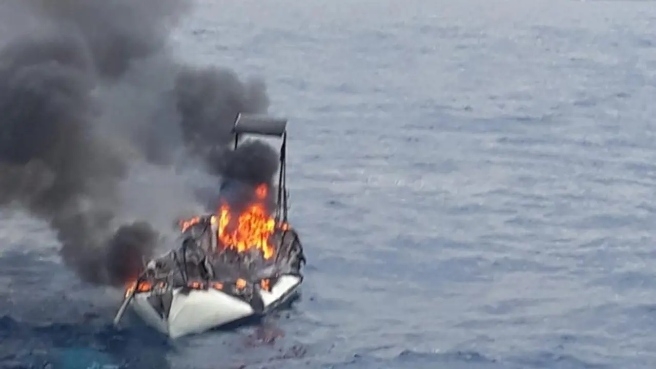 Efectivos del Plan Copla y Salvamento Mar&iacute;timo acuden al incendio de un velero en la playa d Percheles en Mazarr&oacute;n