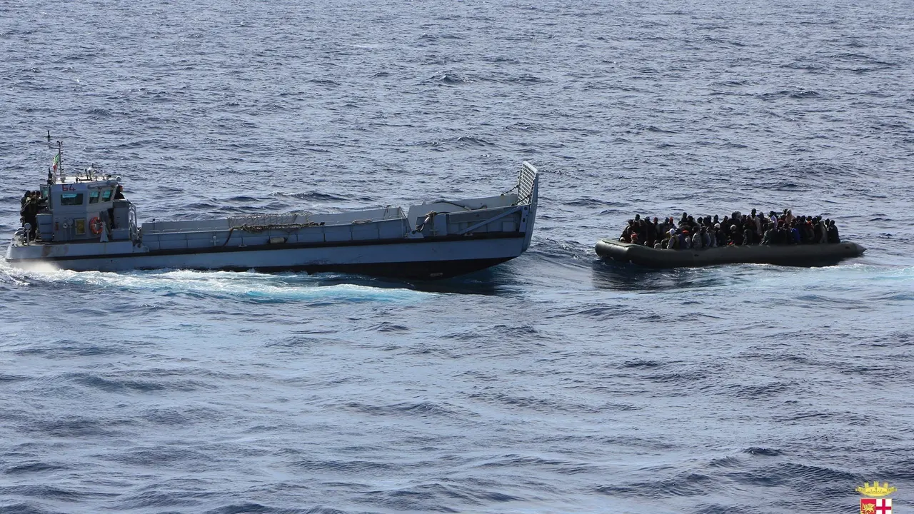 Archivo - La Marina italiana rescata a un grupo de inmigrantes cerca de la costa de la isla de Lampedusa