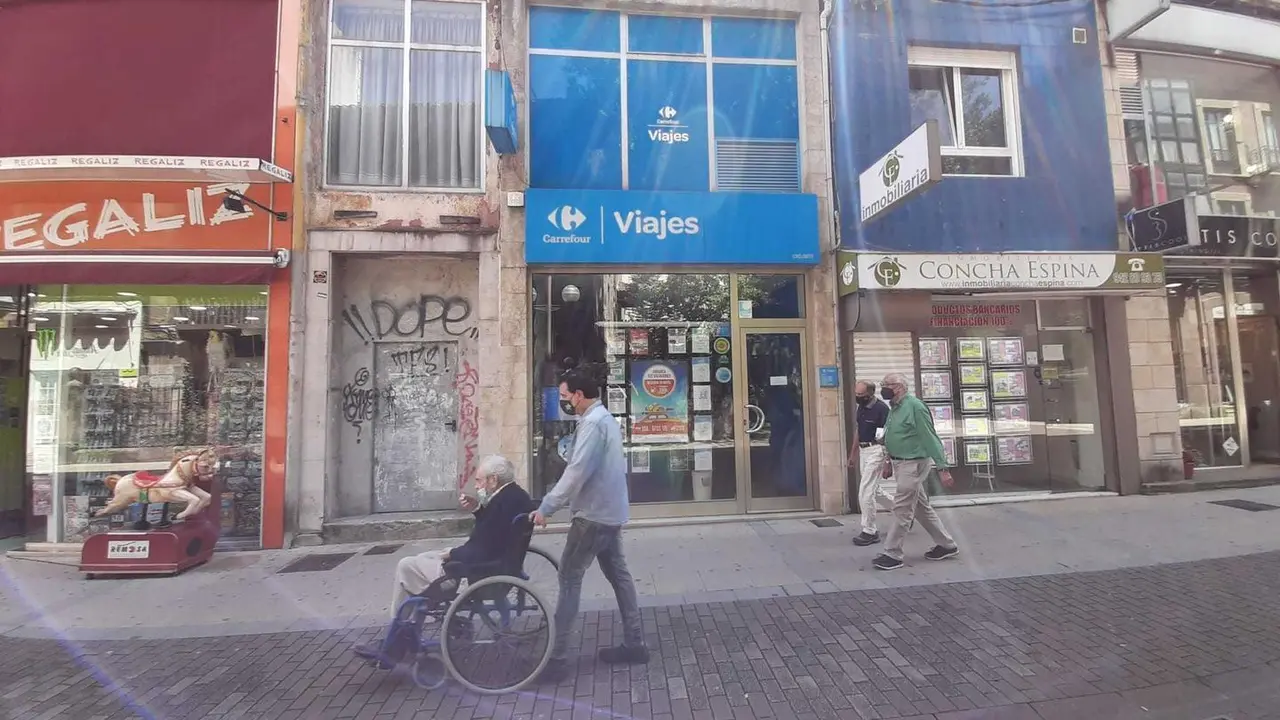 Varias personas con mascarilla transitan por la ciudad de Torrelavega. / S. D&iacute;az