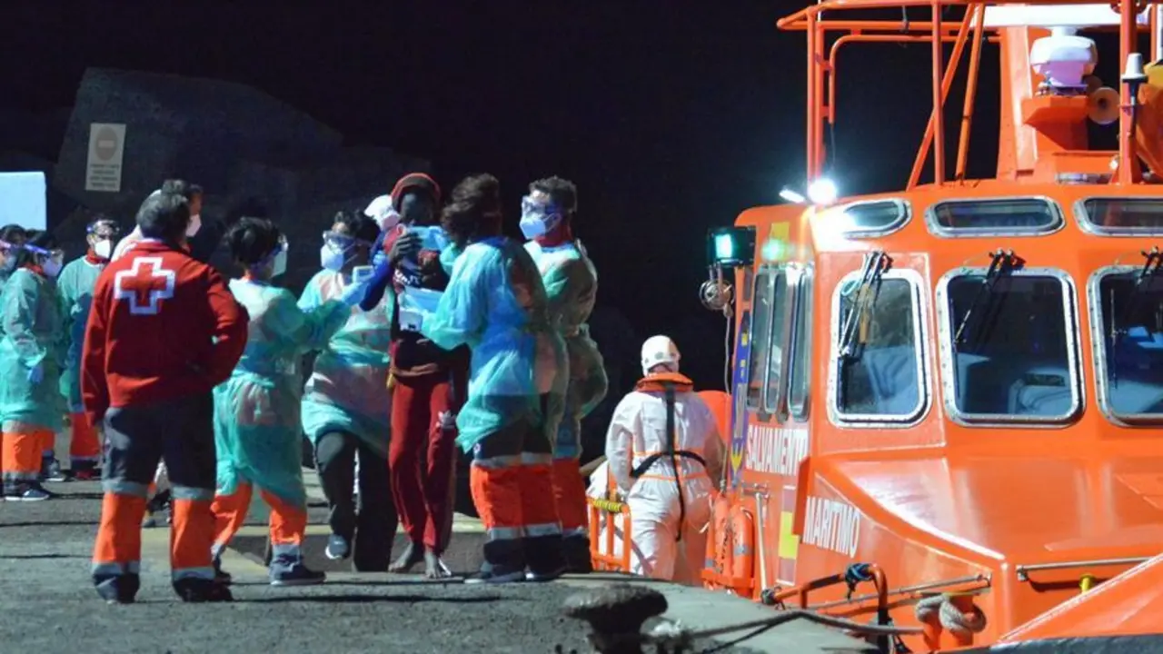 El buque de Salvamento Mar&iacute;timo Salvamar Adhara rescat&oacute; este s&aacute;bado a 38 inmigrantes subsaharianos, 32 hombres, 3 mujeres y 3 menores, que se encontraban a 118 ki&oacute;metros al sur de la isla de el Hierro y que han sido trasladados al puerto de La Restinga, donde fueron atendidos por personal de Cruz Roja y de el Servicio Canario de Salud. EFE/ Gelmert Finol