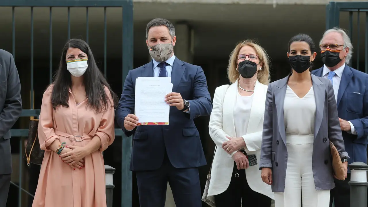 El presidente de Vox, Santiago Abascal, y otros diputados de su partido posan a las puertas del Tribunal Constitucional por el recurso de inconstitucionalidad contra la ley de eutanasia, a 16 de junio de 2021, en Madrid (Espa&ntilde;a).