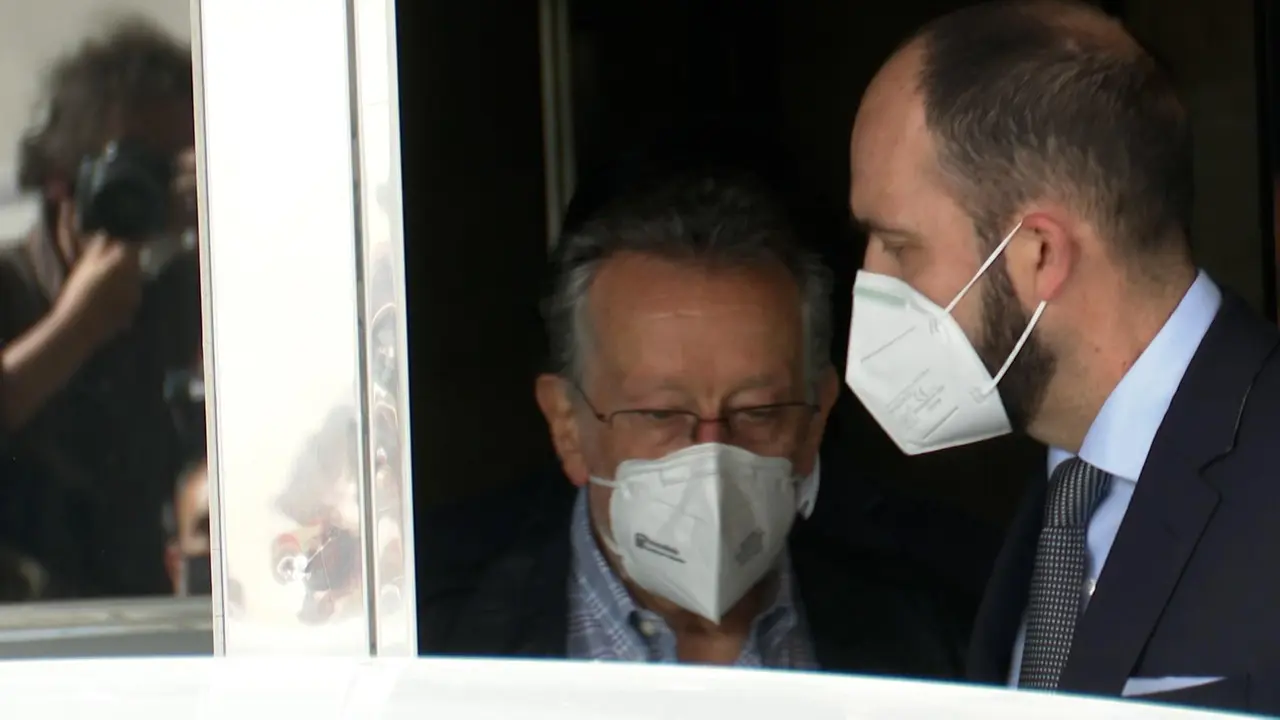 Archivo - El exvicealcalde Alfonso Grau sale detenido de su casa