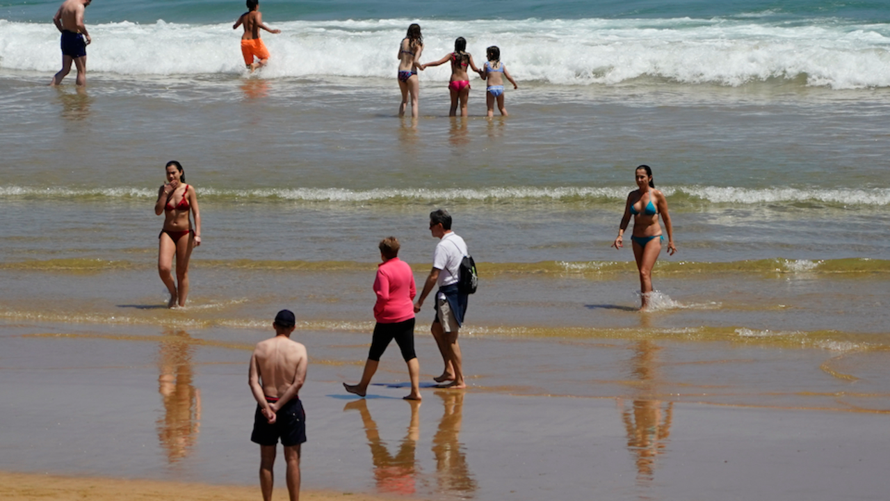 Varios ba&ntilde;istas en la playa del Sardinero en Santander. / HARDY