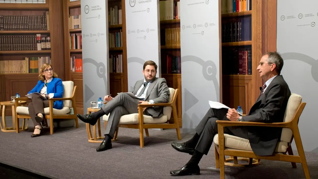 Bel&eacute;n Romana, Manuel Mu&ntilde;iz y Alfonso Novales durante el encuentro