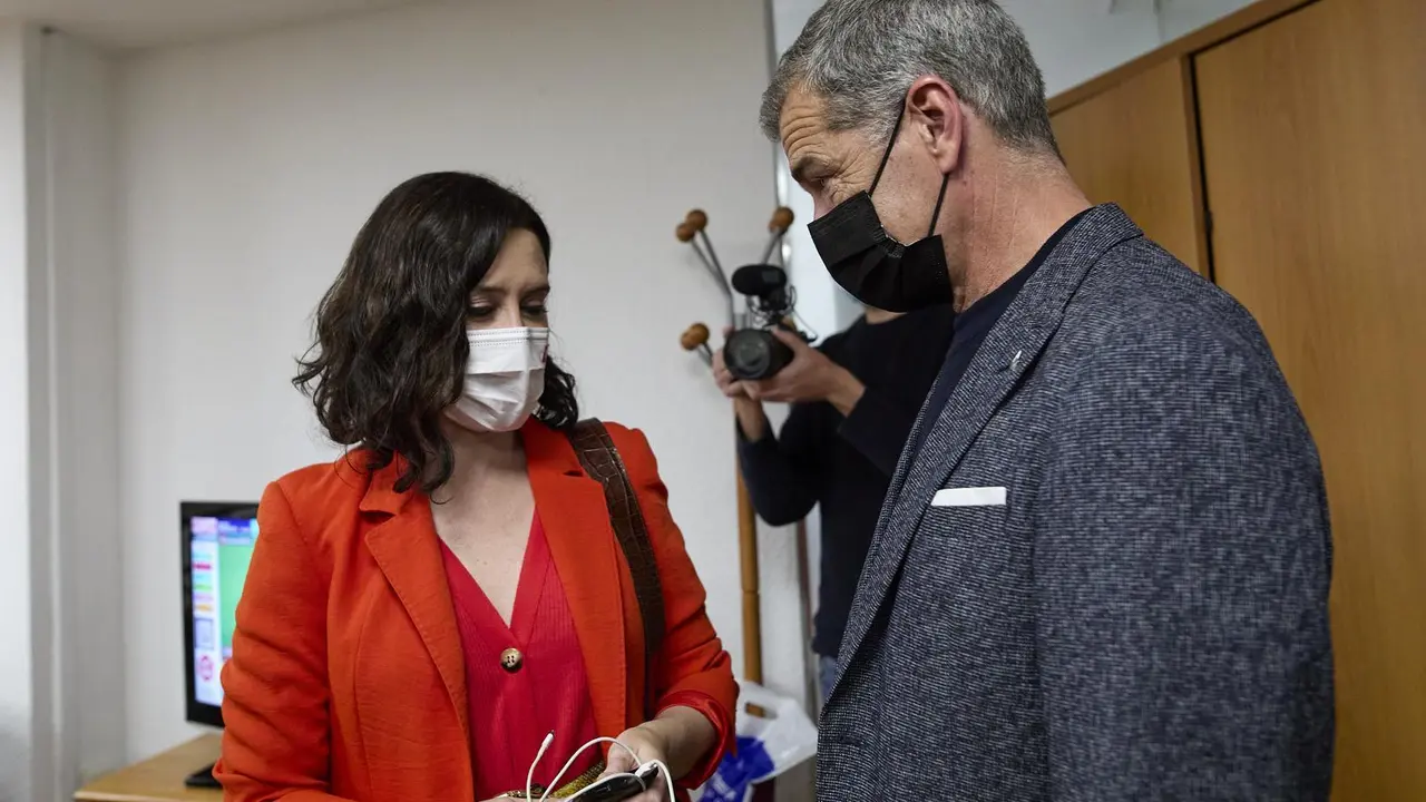 Archivo - La presidenta de la Comunidad de Madrid, Isabel D&iacute;az Ayuso, conversa con el exportavoz de Ciudadanos en las Cortes Valencianas Toni Cant&oacute; 