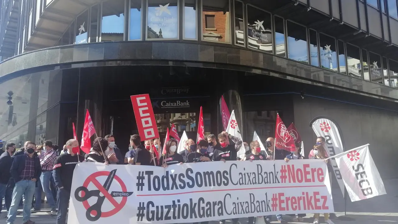 Concentraci&oacute;n de la plantilla de CaixaBank en Pamplona contra el ERE