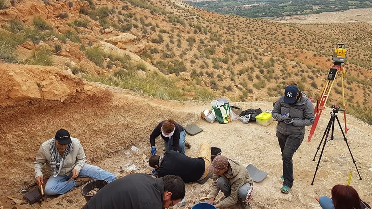 Archivo - Excavaci&oacute;n en el yacimiento de Guefa&iuml;t-4, en Marruecos