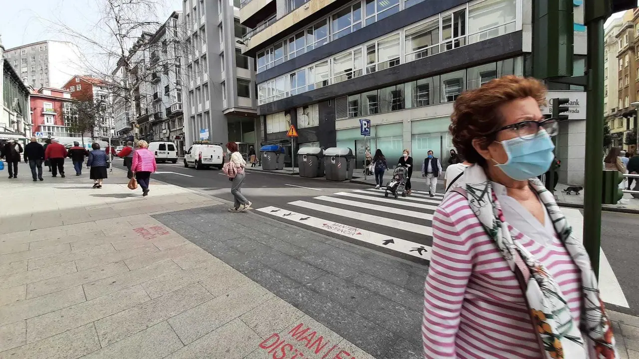 Una persona con mascarilla transita por la ciudad de Santander. / Hardy