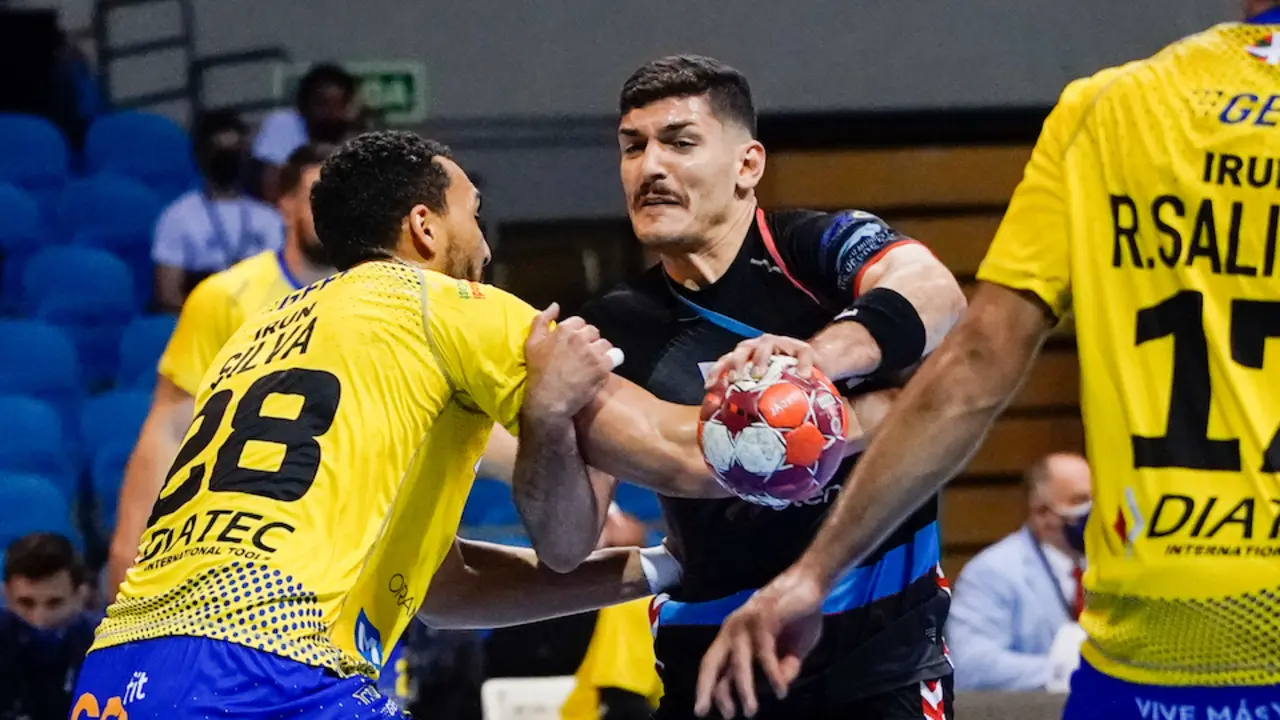 Nicol&aacute;s Zungri, contra la defensa del Bidasoa en la Copa Asobal. / Hardy