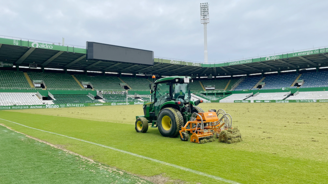 El Racing prepara el c&eacute;sped de El Sardinero para el nuevo curso