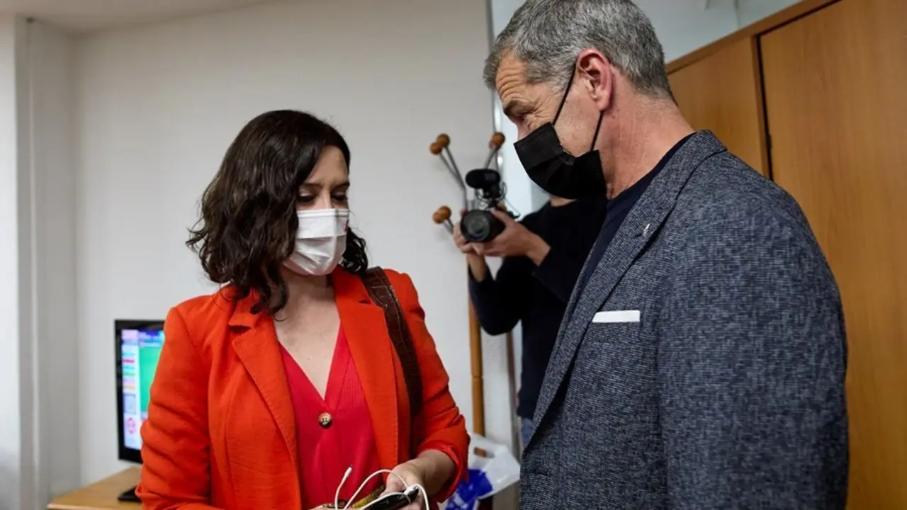 Archivo - La presidenta de la Comunidad de Madrid, Isabel D&iacute;az Ayuso, conversa con el exportavoz de Ciudadanos en las Cortes Valencianas Toni Cant&oacute; 